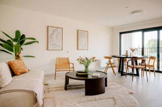 Residentie Elshof is een aangename en comfortabele groep van assistentiewoningen, gelegen in Elslo 46 in Evergem. De residentie richt zich op vitale senioren die zelfstandig willen wonen in een rustige omgeving, met alle comfort én dagelijkse voorzieningen binnen handbereik.<br /><br />De assistentiewoningen bestaan uit ruime één- en tweeslaapkamerflats, doordacht ingericht voor comfortabel en zorgeloos wonen. Dankzij de praktische indeling, het lichtrijke karakter en de hedendaagse afwerking voelt elke woning meteen als thuis aan.<br /><br />Residentie Elshof is gunstig gelegen, op korte afstand van het centrum van Evergem en in de nabijheid van winkels, diensten en openbaar vervoer. Zo combineert u hier het beste van twee werelden: rust en privacy, met het gemak van een centrale ligging.<br /><br />Troeven van Residentie Elshof<br />- Ruime assistentiewoningen met 1 of 2 slaapkamers<br />- Comfortabel en zelfstandig wonen, met ondersteuning beschikbaar indien gewenst<br />- Gunstige ligging nabij het centrum van Evergem<br />- Winkels en voorzieningen dichtbij voor het dagelijkse gemak<br />- Veilig wonen dankzij noodoproepsysteem en professionele omkadering<br />- Rustige en aangename woonomgeving<br /><br />1-kamer flats te huur — vanaf € 1278/maand (*)<br />opp. van 65m2 tot 80m2<br />2-kamer flats te huur — vanaf € 1369/maand (*)<br />opp. van 75m2 tot 120m2<br /><br />Er zijn ook 19 garages te huur in het gebouw.<br /><br />EPC is in aanvraag. <br /><br />Wenst u meer informatie? Contacteer ons nu via immovercruysse@gmail.com of 0472/98.16.29 / 0477/34.54.38