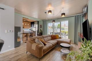 Deze halfopen woning is gelegen in het landelijke Mater, een deelgemeente van Oudenaarde. <br />De woning werd recent gerenoveerd: zo werd het huis voorzien van o.a. vloerverwarming op het gelijkvloers, zonnepanelen met batterij en airco's.<br />Op 2 minuten van het pittoreske dorpsplein (Materplein) en op 10 min. rijden van de Markt in Oudenaarde. De woning bevindt zich in een kindvriendelijke straat met in de omgeving heel wat fiets en-wandelroutes. <br /><br />INDELING:<br />Gelijkvloers:<br />* inkomhal met apart toilet<br />* toegang naar kelder <br />* lichtrijke leefruimte met airco en zicht op de tuin<br />* open keuken met eiland <br />* aparte garage met zolder<br />* omheinde tuin met terras en zonneluifel <br /><br />Eerste verdieping: <br />* slaapkamer 1<br />* slaapkamer 2<br />* slaapkamer 3<br />* badkamer met ligbad en douche<br /><br />ALGEMENE INFORMATIE:<br />* EPC B<br />* centrale verwarming (nieuwe gasketel 2026)<br />* gelijkvloers op vloerverwarming <br />* airco aanwezig<br />* zonnepanelen (2023) en batterij <br />* geïsoleerde zolder <br />* ramen vernieuwd <br />* rolluiken aanwezig <br />* stadswater<br /><br />Bestuursmaatregelen in het maatregelenregister: nee