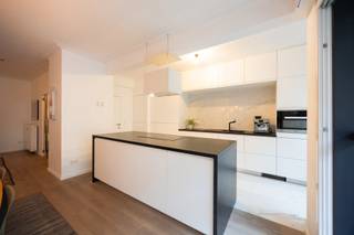 Voor verdere info of een vrijblijvende waardebepaling van uw eigendom: jordi.broes@homixx.be of 016 19 93 40.<br />Volledige tekst: www.homixx.be<br /><br />Met veel genoegen stellen wij dit lichtrijke, aangename en in 2018 gerenoveerde appartement aan u voor, met een bewoonbare oppervlakte van 123 m². <br />Deze uitstekend onderhouden eigendom in de regio Harmonie biedt een ideale combinatie van hedendaags wooncomfort en energiezuinigheid. <br />Bij het betreden van de woning komt u via de inkomhal met ingemaakte dressing terecht in de ruime leefruimte met een moderne open keuken. <br />De doordachte indeling omvat twee volwaardige slaapkamers (waarvan de master een ingebouwde dressing heeft en een kleinere kamer die momenteel als bureauruimte gebruikt wordt), een verzorgde badkamer en twee toiletten, wat het dagelijkse gebruiksgemak ten volle ondersteunt.<br />Daarnaast beschikt het appartement over een handige gemeenschappelijke kelderberging voor extra opslagruimte (fietsen en vuilbakken). <br />Buiten kunt u in alle rust genieten op het gezellige zuidgerichte terras. <br />Ook op het vlak van parkeergelegenheid woont u hier bijzonder praktisch: in de straat is er mogelijkheid tot het aanvragen van 2 parkeerplaatsen via een bewonerskaart. <br />De bereikbaarheid is zeer vlot, het centrum, alle winkels, scholen, restaurants, de ring en E19 zijn vlakbij. <br />Dankzij de gunstige EPC-score B geniet u bovendien van een energiezuinige en toekomstgerichte thuis.<br /><br />Troeven:<br /><br />- Gunstige EPC-score B voor energiezuinig wonen, elektriciteit conform, asbestveilig<br />- Lichtrijke leefruimte met open keuken en gezellig terras<br />- Inclusief gemeenschappelijke kelderberging en parkeermogelijkheden in de straat met bewonerskaart<br /><br />Graag tot snel voor een bezoek!