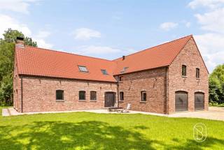 Gelegen in een rustige omgeving, op een steenworp van de Franse grens, is deze traditionele woning gebouwd op een ruim perceel van 5.600 m².De woning biedt mooie volumes en tal van inrichtingsmogelijkheden. Ze bevindt zich momenteel in een ruwe afwerkingsfase, waardoor toekomstige eigenaars ze volledig naar eigen wens kunnen afwerken en aanpassen.De gelijkvloerse verdieping bestaat uit een ruime inkomhal, een lichtrijke woonkamer van 80 m² met mogelijkheid tot het plaatsen van een houtvuur, een afzonderlijke keukenruimte, een wasruimte die momenteel is ingericht als uitgeruste douchekamer, een apart toilet, een bureau of extra slaapkamer, een berging, een grote werkplaats en twee garages met sectionale poorten.Op de bovenverdieping geeft de nachthal toegang tot een apart toilet, een master bedroom met dressing, drie extra slaapkamers, een polyvalente ruimte die kan dienen als speelkamer of bibliotheekhoek, en een nog niet ingerichte badkamer met reeds aanwezige aansluitingen.Buiten geniet het pand van een prachtige tuin, meerdere terrassen waarvan één met barbecue en pizzaoven. De toegang gebeurt via een beveiligde poort. Het terrein biedt tal van mogelijkheden: tuin, moestuin, boomgaard, weide, serre of ontspanningsruimte.Privéparking voor ongeveer 7 wagens met mogelijkheid tot het plaatsen van een carport.Technische kenmerken: vloerverwarming voorzien, PVC-ramen met driedubbele beglazing, conforme elektriciteit, driefasige aansluiting, septische installatie, voorziene ventilatie (VMC), PEB B.Een eigendom met veel potentieel, ideaal voor een gezin dat wil genieten van rust, ruimte en een praktische ligging.
