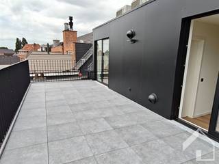 <p>Welkom bij dit modern dakappartement in Broechem! Dit aantrekkelijke woonproject biedt een perfect evenwicht tussen hedendaags comfort en praktische indeling.<br />Het appartement beschikt over 88 vierkante meter woonoppervlak bestaande uit:<br />- woonkamer met open keuken<br />- 2 slaapkamer<br />- badkamer<br />- apart toilet<br />- 2x berging<br />- 2 auto staanplaatsen<br />- gemeenschappelijke fietsenberging <br />- ruim terras<br />Algemene kosten: €50/m (voor elektriciteit gemeenschappelijke delen - onderhoud tuin gemeenschappelijk - ruime septische put...)<br />Bezichtiging uitsluitend op afspraak.</p>