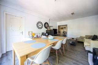 Bent u op zoek naar een instapklaar appartement met 2 à 3 slaapkamers? Of bent u eerder op zoek naar een interessante investering met een aantrekkelijk verhuurpotentieel? Dan stellen wij u graag dit verzorgd appartement voor, gelegen op de eerste verdieping, op een uitstekende locatie nabij het Rivierenhof.<br /><br />Indeling<br />U betreedt het appartement via de centrale inkomhal. Vooraan bevindt zich de woonkamer (26,50m²), met voldoende ruimte voor een salon en eetplaats. Aansluitend bevindt zich een eerste kamer, die kan worden ingericht als slaapkamer of bureel.<br />Centraal treffen we de badkamer aan, voorzien van een inloopdouche en dubbele lavabo. Daarnaast is er een apart toilet aanwezig.<br />Achteraan bevindt zich de ruime keuken (14m²), uitgerust met de nodige toestellen en voorzien van plaats voor een wasmachine en droogkast. Via de centrale inkomhal bereikt u nog de tweede en daarachter de derde slaapkamer.<br />Bij dit appartement hoort de privatieve kelderberging gemerkt "KOLEN 2".<br /><br />Ligging<br />Het appartement is uitstekend gelegen, op wandelafstand van winkels, scholen en het Rivierenhof. Ook belangrijke verbindingswegen en het openbaar vervoer bevinden zich in de nabije omgeving. Kortom: een centrale ligging met alles binnen handbereik!<br /><br />Pluspunten<br />- 2 à 3 slaapkamers<br />- Kelderberging inbegrepen<br />- Elektriciteit conform tot en met 2046<br />- Hoofddak vernieuwd en geïsoleerd in 2025<br />- HR-beglazing<br />- Energielabel B<br />- Interessant als investering voor verhuur<br /><br />Wenst u meer informatie of plant u graag een bezichtiging in? Neem dan contact op met One Vastgoed via 03 360 85 30.