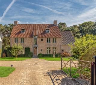 <p><span>Hier leeft het goed. Deze uitzonderlijke villa uit 2008 van Domus Aurea is een meesterwerk van klassieke elegantie en comfort. Met ca 470 m² woonoppervlak op een royale kavel van 2.165 m² biedt deze woning alles wat je hart begeert.</span></p><p><span>Ligging & omgeving het hart van Brasschaat</span><span><br />Je bevindt je in residentieel Brasschaat, dé groene woonparel van Antwerpen. Absolute privacy en rust omgeven door ruime kavels, maar niet geïsoleerd: de E4/A3 bereik je in minuten (Antwerpen-centrum en kust). Openbaar vervoer en fietsenroutes vlakbij. In de directe omgeving: gezellige horeca en boetiekjes (Sint-Lodewijkplein), winkels (Carrefour), Stedelijke Basisschool en Athenaeum Brasschaat dichtbij. Groen overvloed: de prachtige Brasschaatse bossen en speelbos op steenworp.</span></p><p><span>De indeling</span><span><br />Gelijkvloers: ruime inkomhal, open leefkeuken en salon (beide met open haard), bureau met bibliotheek, tv-kamer. Master suite met balkon, tuinzicht en twee dressings. Vier bijslaapkamers en drie badkamers. Onderkeldering: wijnkelder, provisiekamer en technische ruimte.</span></p><p><span>Wat maakt dit speciaal:</span></p><ul><li><span>Dubbel vol eiken parket doorheen</span></li><li><span>Bose-geluidsinstallatie + home cinema</span></li><li><span>Centrale stofzuiger + airco per verdieping</span></li><li><span>Flamant-schilderwerk</span></li><li><span>Zwembad 10 x 4,5 m (overflow, blauwe steen)</span></li><li><span>Partyschuur 80 m²</span></li><li><span> </span></li></ul><p><span>Dit is waar dromen werkelijkheid worden.</span></p><p><span> </span></p><p><span>Voor inlichtingen of bezoek, contacteer ons op 03 646 66 55 of <span>info@sinjoor.be</span></span><span>.</span></p>