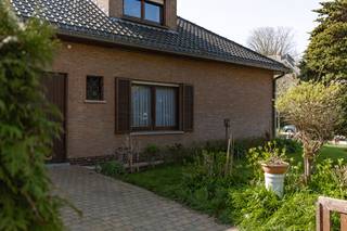 CONTACT Hanne via 0478 65 88 15 of hanne@vicusvastgoed.beMobiscore: 9,1/10EPC-score: DBezoekmoment op afspraak.Deze hedendaagse villa is gelegen in...