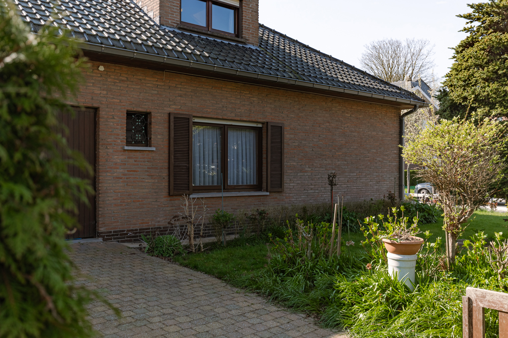 Charmante, lichtrijke woning met garage in rustige omgeving - foto 2