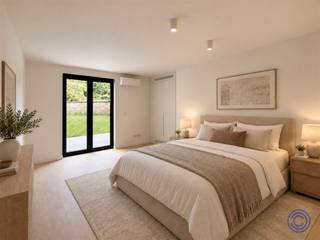 <p><span>Lichtrijk nieuwbouwappartement met zonnig terras en tuin in Markgrave</span></p><p><span>lichtrijke nieuwbouwappartement aan de Desguinlei, in de gegeerde wijk Markgrave, combineert hedendaags wooncomfort met een ruim terras, een privatieve tuin en een uitstekende bereikbaarheid. Met EPC-label A, een conforme elektrische installatie, lucht-luchtwarmtepompen en zonnepanelen voor de gemeenschappelijke delen werd bovendien sterk ingezet op energiezuinig wonen.</span></p><p><span> </span></p><p><span>Indeling</span></p><p><span>U komt binnen in een bijzonder ruime en lichtrijke leefruimte op parket. De grote raampartij zorgen voor veel natuurlijk licht en creëren een aangenaam open gevoel. Aansluitend bevindt zich de strakke, volledig uitgeruste open keuken met kookeiland en de nodige inbouwtoestellen. Via de nachthal bereikt u de royale slaapkamer aan de rustige achterzijde, met zicht op de tuin. De ruime badkamer is uitgerust met een inloop-regendouche en een groot lavabomeubel. Daarnaast beschikt het appartement over een afzonderlijk gastentoilet. Voor verwarming en koeling werden energiezuinige lucht-luchtwarmtepompen geplaatst, waardoor het appartement het hele jaar door comfortabel op temperatuur kan worden gehouden. Een absolute troef is de buitenruimte. Aansluitend aan het appartement ligt een terras van ca. 12 m² met een privatieve tuin van ca. 40 m²: een fijne buitenplek midden in de stad. Tot slot beschikt het appartement over een ruime privatieve kelderberging, inbegrepen in de verkoopprijs.</span></p><p><span> </span></p><p><span>Belangrijkste troeven</span></p><ul><li><span>6% btw op de constructie waarde in plaats van 21%</span></li><li><span>Terras van ca. 12 m² met privatieve tuin van ca. 40 m²</span></li><li><span>Ruime en lichtrijke leefruimte op parket</span></li><li><span>Volledig uitgeruste open keuken met kookeiland</span></li><li><span>Energiezuinige lucht-luchtwarmtepompen voor verwarming én koeling</span></li><li><span>EPC-label A</span></li><li><span>Elektrische installatie conform het AREI</span></li><li><span>Individuele meters voor water en elektriciteit</span></li><li><span>Privatieve kelderberging inbegrepen</span></li><li><span>Zonnepanelen voor het verbruik van de gemeenschappelijke delen</span></li><li><span>Lift en videofoon</span></li><li><span>Gemeenschappelijke fietsenberging</span></li><li><span>Gelegen in de geliefde wijk Markgrave</span></li><li><span>Uitstekende verbinding met het centrum en de Antwerpse Ring</span></li><li><span>Toekomstig Pomppark Zuid in de directe omgeving</span></li></ul><p><span> </span></p><p><span>Oplevering</span></p><p><span>Het appartement is volledig afgewerkt en opgeleverd.</span></p><p><span>De notariële akte kan nog voor het einde van het jaar verleden worden.</span></p><p><span> </span></p><p><span>Algemene informatie</span></p><p><span>De gemeenschappelijke kosten worden geraamd op ca. € 75 per maand. Deze omvatten onder meer het onderhoud en verbruik van de gemeenschappelijke delen, de lift en de verzekering van het gebouw.</span></p><p><span>Het appartement beschikt over individuele meters voor water en elektriciteit.</span></p><p><span>EPC: label A</span></p><p><span>Elektrische installatie: conform het AREI</span></p><p><span>Asbestattest: niet van toepassing</span></p><p><span> </span></p><p><span>Het gebouw</span></p><p><span>Het appartement maakt deel uit van een recent nieuwbouwcomplex aan de Desguinlei 218, bestaande uit een gelijkvloerse verdieping en vijf bovenliggende verdiepingen.</span></p><p><span>De kleinschalige residentie omvat in totaal vier appartementen en één duplexappartement.</span></p><p><span>Het gebouw is voorzien van een lift en videofoon. In de kelder bevinden zich de privatieve bergingen, een gemeenschappelijke fietsenberging en een afvallokaal.</span></p><p><span>Ook op energetisch vlak werd aandacht besteed aan duurzaamheid. Zo zijn er zonnepanelen voorzien voor het elektriciteitsverbruik van de gemeenschappelijke delen, wat bijdraagt aan het energiezuinige karakter van de residentie.</span></p><p><span> </span></p><p><span>Ligging – Markgrave</span></p><p><span>Het appartement is gelegen aan de Desguinlei in de Markgravebuurt: een geliefde residentiële wijk ten zuiden van het stadscentrum.</span></p><p><span>De ligging combineert het beste van twee werelden. U woont vlak bij het bruisende Antwerpen-Zuid en het stadscentrum, terwijl Markgrave zelf gekend staat om zijn residentiële karakter, statige straten en groene omgeving.</span></p><p><span>Ook op vlak van mobiliteit is de locatie bijzonder interessant. De Antwerpse Ring en belangrijke in- en uitvalswegen zijn vlot bereikbaar, terwijl u met de fiets snel richting het Zuid, Harmonie en het centrum rijdt. Ook station Antwerpen-Zuid en verschillende verbindingen met het openbaar vervoer bevinden zich in de omgeving.</span></p><p><span> </span></p><p><span>Een groenere toekomst met Pomppark Zuid</span></p><p><span>Een belangrijke bijkomende troef voor deze locatie is de ontwikkeling van Pomppark Zuid, het eerste deelproject van Ringpark Groene Vesten.</span></p><p><span>Tussen de Desguinlei, station Antwerpen-Zuid, de spoorweg en de Jan Van Rijswijcklaan wordt een bestaand groengebied omgevormd tot een volwaardig nieuw buurtpark van bijna 7,6 hectare – meer dan tien voetbalvelden groot.</span></p><p><span> </span></p><p><span>Het toekomstige park krijgt nieuwe wandelpaden, graszones, bomen en beplanting, verblijfsplekken, speelvoorzieningen en een grote hondenloopzone. Ook wateropvang en infiltratie krijgen een belangrijke plaats in het ontwerp.</span></p><p><span>Daarnaast worden langs de spoorweg geluidswerende wanden aangelegd om het park aangenamer en rustiger te maken. Pomppark Zuid zal bovendien rechtstreeks aansluiten op het vernieuwde station Antwerpen-Zuid, waar ook ruimte wordt voorzien voor deelmobiliteit.</span></p><p><span> </span></p><p><span>De hoofdwerken zijn gestart in mei 2025 en volgens de huidige planning wordt het park, indien de werken vlot verlopen, in het voorjaar van 2027 afgewerkt.</span></p><p><span> </span></p><p><span>Voor bewoners van de Desguinlei betekent deze stadsontwikkeling een belangrijke toekomstige meerwaarde: meer groen, recreatie en kwalitatieve publieke ruimte op wandelafstand van de woning, gecombineerd met de bestaande uitstekende bereikbaarheid.</span></p><p><span>Winkels, horeca, scholen, sportvoorzieningen en andere dagelijkse faciliteiten bevinden zich eveneens in de ruime omgeving. Hierdoor vormt Desguinlei 218 een aantrekkelijke uitvalsbasis voor wie energiezuinig en comfortabel wil wonen in Antwerpen, met de stad én toekomstig groen binnen handbereik.</span></p><p><span> </span></p><p><span>De informatie in deze prospect is ter informatieve titel: de kandidaat-kopers moeten hun eigen zaak maken van het verkrijgen, controleren en interpreteren van deze informatie.</span></p><p><span> </span></p>