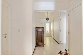 Dit leuke appartement biedt ruimte en licht op een prima ligging in het centrum van Leuven. Alles op wandel/fietsafstand!<br /><br />Het gebouw onderging de laatste jaren heel wat renovatiewerken waaronder het dak, de lift, de verwarming, de elektriciteit in de gemeenschappelijke delen, de gangen en de inkomhal waardoor het gebouw klaar is voor de toekomst en u geen grote kosten hoeft te vrezen.<br /><br />Het appartement bestaat uit een ruime inkomhal met een apart toilet en ingebouwde vestiairekasten, een ruime en lichtrijke leefruimte met aansluitend een terras, een keuken, 3 slaapkamers waarvan één met een terras, een recente badkamer en een nachthal met een berging.<br />In de ondergrond beschikt het appartement over een private autostaanplaats en 2 praktische bergkelders. Op dit niveau zijn ook 2 gemeenschappelijke fietsenbergingen voorzien.<br /><br />EPC 248kWh! Asbestveilig!<br /><br />Indien u dit appartement graag bezoekt dan kan u mij steeds bereiken via arnaut@immojanstas.be of 0495292080.<br /><br />Bijkomende info (EPC, bodemattest, elektriciteitsattest, enz...) kan U hier downloaden ↓