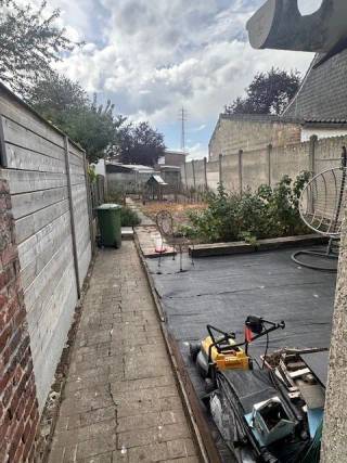 Zeer goed gelegen bouwgrond nabij Carrefour. Geschikt voor een eengezinswoning met inpandige garage, 2 bouwlagen en hellend dak. Bij het slopen van de garage is het mogelijk voor natuurlijke personen, projectontwikkelaars en investeerders herop te bouwen aan 6% BTW. Een wadi is niet langer verplicht op dit perceel wegens perceel van net minder dan 6 meter breed. Warmtepomp kan ook aan 6% BTW. Allemaal voordelen. De gesloten garagebox is nog verhuurd. Momenteel verhuurd aan € 152,30 per maand. Maandelijks opzegbaar voor verhuurder. Huurder is nog gebonden tot betaling van de huur tot 31/07/26. Eventueel wel al beschikbaar bij akte.<br /><br />