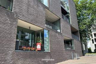 Gelegen in het bruisende en centraal gelegen centrum van Waregem, in de stijlvolle residentie Avalon, staat dit energiezuinige en comfortabel ingerichte appartement te koop. Hier woon je op een unieke locatie, op wandelafstand van alle belangrijke voorzieningen: winkels, gezellige horeca, openbaar vervoer, scholen én het groene park 'De vijvers'.<br /><br />Het appartement beschikt over een lichtrijke leefruimte met een mooie parketvloer en een open, volledig uitgeruste keuken. Vanuit de leefruimte heb je toegang tot het overdekte terras van 10 m², waar je in alle rust en privacy kan genieten. De vloerverwarming en een gezellige haard zorgen voor een warm en knus gevoel, het hele jaar door.<br /><br />Er zijn twee volwaardige slaapkamers, elk uitgerust met praktische inbouwkasten voor extra comfort en voldoende bergruimte. De badkamer is voorzien van een inloopdouche, een ligbad en een dubbele wastafel, en daarnaast is er ook een apart gastentoilet.<br /><br />Tot slot is er de mogelijkheid tot aankoop van een ruime garage én een extra berging, wat deze woonst helemaal compleet maakt.<br /><br />Dit appartement combineert comfort met een ongeëvenaarde ligging, ideaal voor wie wil wonen in het bruisende hart van Waregem.<br /><br />📩 Interesse? Contacteer Tom Wielfaert via tom@immoroba.be of bel 0497/85.80.52 voor een bezoek.