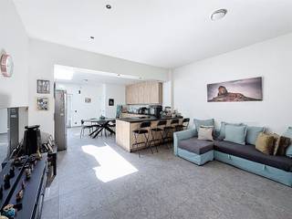 <p><span>Prachtig gerenoveerde rijwoning met 3 slaapkamers centrum Roeselare. </span></p><p><span> </span></p><p><span>De woning is als volgt ingedeeld: </span></p><p><span> </span></p><p><span>Gelijkvloers: ruime lichtrijke leefruimte met ingebouwde kasten en toegang tot open keuken die volledig geïnstalleerd is (geen vaatwas aanwezig maar aansluitingen zijn wel voorzien), luik naar de droge kelder, apart toilet en garage met uitweg naar achter. </span></p><p><span> </span></p><p><span>1ste verdiep: één slaapkamer met ingebouwde kasten en doorgang naar technische ruimte met mogelijkheid om dressing te voorzien,  badkamer met inloopdouche en lavabomeubel, apart toilet, zon gericht dakterras en vaste trap naar het 2de verdiep. </span></p><p><span> </span></p><p><span>2de verdiep: 2 ruime slaapkamers met een open zolderruimte. In beide slaapkamers is er een velux aanwezig met een elektrisch bedieningssysteem. </span></p><p><span> </span></p><p><span>De woning is volledig van A-Z grondig gerenoveerd. </span></p><p><span> </span></p><p><span>*vloerverwarming*</span></p><p><span>*airco aanwezig!* </span></p><p><span>*16 zonnepanelen* </span></p><p><span>*warmtepomp* </span></p><p><span> </span></p><p><span>Energiezuinige woning! </span></p><p><span> </span></p><p><span>Beschikbaar vanaf 01/07/2026.</span></p><p><span> </span></p><p><span>Bij interesse kunt u via deze link uw huurdersprofiel aanmaken: <span>https://clee.be/nl/app/kandidaat-stellen/0476526158/4f910f2a-bc34-f111-8ef3-7c1e5212e247</span></span><span> </span></p>