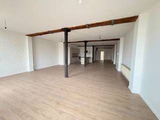 Quares - TREVI Groep presenteert:<br /><br />Op een toplocatie aan het bruisende Sint-Jansplein bevindt zich deze prachtige, volledig gerenoveerde loft waar ruimte, licht en karakter centraal staan. De royale leefruimte met hoge plafonds, authentieke balken en gietijzeren kolommen creëert een unieke sfeer en sluit naadloos aan op de moderne, volledig uitgeruste open keuken met kookeiland.<br /><br />Dankzij de grote raampartijen baadt de loft in natuurlijk daglicht, wat het open gevoel nog extra versterkt. De woning beschikt over twee volwaardige slaapkamers en een moderne badkamer, voorzien van een douche en lavabo. De hoogwaardige renovatie zorgt ervoor dat de loft volledig instapklaar is en hedendaags wooncomfort perfect combineert met authentieke charme.<br /><br />Een unieke woongelegenheid voor wie op zoek is naar een ruime en karaktervolle woning op een centrale ligging in de stad.