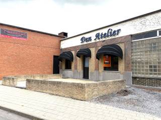 <p><span>Gezellig en volledig ingericht café nabij het centrum van Kooigem.</span></p><p><span> </span></p><p><span>Dit instapklare café straalt een warme en uitnodigende sfeer uit. De mooie, ruime toog biedt plaats aan heel wat klanten en zorgt voor een gezellige ontmoetingsplek. <br />Daarnaast is er voldoende zitruimte om in alle comfort te genieten van een lekkere pint.<br />Buiten wacht een royaal terras waar bezoekers volop kunnen profiteren van de zon. <br />Het pand beschikt over degelijk gescheiden sanitair en ruime bergplaatsen, wat het gebruiksgemak nog verhoogt.</span></p><p><span>Kortom: een uitstekend gelegen en volledig uitgeruste zaak die klaar is om meteen opgestart te worden.</span><span><br /><br /></span></p><p><span>Het café is vrij van brouwer<br />Centraal gelegen<br />Heel veel ruimte</span></p>