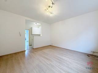 EVERE, Close to shops and public transport, 1-bedroom apartment + 1 office, approx. 60m². It comprises living room approx. 18m², east-facing...