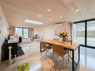 RUIME GEZINSWONING met 5 SLAAPKAMERS en een GROTE OPSLAGLOODS VAN CA. 300 m², gelegen in een RUSTIGE OMGEVING te Ouwegem (Kruisem). Deze eigendom bevindt zich op een RUIM PERCEEL van ca. 1.420 m² en biedt een BEWOONBARE OPPERVLAKTE van ca. 297 m², ideaal voor wie WONEN en WERKEN wenst te combineren. De opslagloods vormt een ABSOLUTE MEERWAARDE en is uitermate geschikt voor ZELFSTANDIGE ACTIVITEITEN, STOCKAGE of HOBBYGEBRUIK. EXTRA TROEVEN zijn onder andere de aanwezigheid van ZONNEPANELEN en een GUNSTIG EPC LABEL C. <br />Via de royale inkomhal met gastentoilet betreedt u de woning. De lichtrijke leefruimte met open ingerichte keuken valt meteen op. Op het gelijkvloers bevinden zich verder een ingerichte badkamer, een ruime slaapkamer en een grote polyvalente wasruimte met aansluitend een garage/berging. Op de 1ste verdieping vindt u 4 volwaardige slaapkamers en een 2de badkamer die nog verder kan worden ingericht naar eigen smaak. Via een vaste trap bereikt u de ruime zolderverdieping, die tal van mogelijkheden biedt voor extra kamers, hobbyruimte of bureau.<br />Buitenshuis geniet u van een aangename tuin met terras, een zijtuin en een ruime oprit met toegang tot de woning en loods.<br /><br />Adres: Ouwegemstraat 20 te Ouwegem (Kruisem)<br /><br />EPC: 255 kWh/m², G-score en P-score B, Geen renovatieverplichting van toepassing