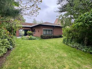 Te renoveren gelijkvloerse villa op 954 m² met landelijke verzichten te Bavikhove.<br /><br />Vele mensen vragen ons kantoor of we een gelijkvloerse woning te koop weten staan. Liefst op een landelijke ligging maar toch nog goed bereikbaar. Wel, de Waterstraat 4 te Bavikhove is zo een verborgen parel.<br /><br />De eerste eigenares die deze woning zelf met haar man bouwde heeft de woning recent verlaten. Hierdoor zoeken wij een nieuwe eigenaar voor dit te renoveren huis.<br /><br />Zeer ruime inkom, inpandige garage waar de CV staat en was- en droogkastvoorzieningen zitten. Aan de rechterzijde van de woning is de leefruimte met vele raampartijen en zicht op terras en tuin (met verzichten). De aparte keuken is ook voorzien van een deur naar het terras en heeft een kleine ontbijthoek.<br /><br />Verder is er een centrale gang met 3 slaapkamers en een badkamer.<br /><br />De tuin is weelderig en kleurrijk. Vele bloemen, landelijke verzicht,..<br /><br />PLUSPUNTEN:<br />+ gelijkvloers<br />+ 954 m²<br />+ landelijke verzichten