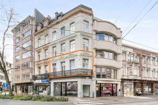 <p><span>Dit charmante appartement bevindt zich in het bruisende hart van Gent, gelegen in een karakteristiek hoekpand op de eerste verdieping. Beschikbaar: najaar 2026. </span></p><p><span> </span></p><p><span>Dit kleinschalig en recent gerenoveerd gebouw bestaat uit 7 appartementen, voorzien van elk hun eigen nutsvoorzieningen, individuele condenserende gaswandketel en kelderberging. Het appartement zelf, biedt een modern en licht interieur dat uitnodigend aanvoelt van het moment dat je binnenkomt. De open indeling verbindt woonkamer, eethoek en keuken op een geweldige manier, waardoor de ruimte aangenaam aanvoelt. Hoge plafonds in combinatie met grote raampartijen en elegante gordijnen zorgen voor overvloedig natuurlijk licht dat door het hele appartement stroomt. De woonruimte nodigt uit tot ontspanning en gezelligheid. De moderne inrichting met aangepaste meubelen laat zien hoe comfortabel je hier kunt leven. Een klein, maar fijn balkon geeft extra cachet aan het geheel. De moderne L-vormige keuken is voorzien van hoogwaardige witte kasten, stijlvolle afzuigkap en een praktische indeling met oven, inductiekookplaat en ingebouwde vaatwasser.De ruime slaapkamer situeert zich aan de achterzijde en beschikt over een aangenaam buitenterras, ideaal voor koffie in de ochtend of een glas wijn in de avond. De moderne badkamer met inloopdouche en ligbad is elegant afgewerkt met zachte tinten. Het appartement beschikt over EPC label 'B' - score 129! Op het gelijkvloers treffen we ook een gemeenschappelijke fietsberging. Het openbaar vervoer (tram en bus) is uitstekend bereikbaar, slechts op 20 meter van het gebouw. Diverse winkels, horeca en groen bevinden zich op zeer korte afstand. Kortom, de ideale plek voor wie van het stadsleven houdt!</span></p><p><span> </span></p><p><span>Zin om eens te komen kijken? Aarzel dan niet en contacteer ons snel 09/225.00.78, want prijs-kwaliteit is dit een toppertje in de vastgoedmarkt. Ook de tweede en derde verdieping worden te koop aangeboden.<br />Voornoemde prijs is excl. kosten, registratie en aandeel in basisakte en landmeter. </span></p>