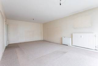 Droomt u van een appartement dat u helemaal naar uw eigen smaak kan vormgeven?Dan zal dit te moderniseren appartement op de 5de verdieping van een...