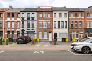 Ontdek deze ruime woning.  Deze woning geeft u direct bij binnenkomst een warm, huiselijk gevoel. Ideaal voor een gezin met kinderen.<br />INDELING:<br />Je betreedt de woning via de inkomhal (9,60m²). Via de inkomhal kan je naar woonkamer met open keuken en eetkamer. De eetkamer/zithoek geeft toegang naar een aparte WC en tevens naar een ruime koer met tuinhuis. Via de keuken kan je tevens naar een ruime badkamer.<br />Op de eerste verdieping vindt u de nachthal met toegang naar 2 slaapkamers (15.m² en 10,50m²).<br />Op de tweede verdieping vindt u de nachthal met toegang naar tevens 2 slaapkamers waarvan 1 slkr met mezzanine/vide (15.m² en 18,20m²).<br />Er is tevens een kelder( 5m²,  kleine opslagruimte, ideaal voor leidingen,…)<br />Voor de woning heb je mogelijkheid om uw auto en fietsen te parkeren.<br /> <br />BOUWTECHNISCH:<br />Renovatiejaar: 2015 (ramen, radiators en cv ketel, dak, afvoer, achtergevel bekleding)<br /> <br />REDEN IN OVERVLOED om deze woning te gaan bezichtigen.