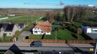 <p><span>Riante villa met bouwgrond, zwembad en paardenaccommodatie in Kortessem<br /><br /></span></p><p><span>Deze uitzonderlijke villa, gebouwd in 1981 in een charmante landelijke bouwstijl, werd <br />opgetrokken met het gebruik van historische bouwmaterialen en straalt karakter en<br />authenticiteit uit. De woning is gelegen in de rustige en groene deelgemeente Kortessem<br />(Hasselt) en bevindt zich op een ruim perceel met een breedte van maar liefst 47,5 meter.</span></p><p><span> </span></p><p><span>Dankzij deze perceelbreedte bestaat na het bekomen van een verkavelingsvergunning de<br />mogelijkheid om een extra perceel bouwgrond te creëren, wat deze eigendom ook bijzonder<br />interessant maakt als investering.<br /><br />Indeling:<br />Via een statige poort bereik je links van de woning de oprit. Een overdekt portaal leidt naar<br />de voordeur, die uitgeeft op een ruime inkomhal met vide naar de verdieping. De hal is<br />afgewerkt met een natuurstenen vloer en geeft toegang tot een gastentoilet en vestiaire.<br />Het bureau is rechtstreeks toegankelijk vanuit de inkomhal, waardoor zakelijke relaties kunnen<br />worden ontvangen, zonder de privévertrekken te betreden.<br />Aan de tuinzijde bevindt zich een uitzonderlijk ruime en bijzonder karaktervolle leefruimte van<br />ca. 66 m², voorzien van een haard en een prachtig zicht op de tuin. Vanuit de leefruimte is<br />tevens de wijnkelder bereikbaar. De volledig uitgeruste keuken sluit aan op de leefruimte en <br />geeft toegang tot een berging. Zowel vanuit de leefruimte, als vanuit de keuken, bereik je de <br />ruime tuinkamer van ca. 30 m², die voorzien is van een airco en een aangename verbinding <br />vormt met de tuin en het terras.</span></p><p><span>Op de eerste verdieping bevinden zich drie ruime slaapkamers en een badkamer.<br />In de woning zijn 3 toiletten aanwezig.<br /><br />Buitenruimte en extra voorzieningen:<br />De woning beschikt over een buitenzwembad, uitgerust met een warmtepomp. Ideaal om<br />optimaal van het buitenleven te genieten. Voor de paardenliefhebbers is er een accommodatie<br />met twee boxen en een loopweide. Verder zijn er een carport en een dubbele garage aanwezig,<br />wat zorgt voor ruime parkeermogelijkheden en praktische opslagruimte. Tevens is er een<br />hondenren voorzien.</span></p><p><span> </span></p><p><span>Troeven:<br />- Riante en karaktervolle villa<br />- Rustige ligging in een landelijke omgeving<br />- Ruim perceel met ontwikkelingsmogelijkheid (bouwgrond na verkaveling)<br />- Zeer ruime leefruimte en praktische indeling<br />- Bureau geschikt voor vrij beroep of thuiswerk<br />- Tuinkamer met airco en zicht op de tuin<br />- Zwembad, paardenfaciliteiten, carport en dubbele garage<br /><br /></span></p><p><span>Dit alles maakt van deze villa een uitzonderlijk geheel met tal van mogelijkheden, zowel voor gezinnen <br />als voor wie wonen en werken wenst te combineren of op zoek is naar ruimte voor hobby's of dieren.</span></p><p><span> </span></p><p><span>Wenst U meer informatie over deze woning of een bezichtiging?<br />Contacteer ons op 012 26 22 05 of info@hetimmohuis.be.</span></p>