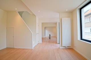 Gelegen in het centrum van Bornem staat deze instapklare en gerenoveerde woning te koop. Perfect voor wie comfort, sfeer én praktische indeling zoekt, met extra troeven zoals een dakterras, ruime mezzanine en gezellige buitenruimte. Er zijn twee slaapkamers. Eén van de slaapkamers beschikt over een dakterras – ideaal om ’s ochtends te genieten van de zon of ’s avonds buiten te relaxen. De andere slaapkamer is bijzonder vanwege de zeer ruime mezzanine ‒ extra hoogte, ruimte en karakter. Moderne badkamer met een mooie lavabo, een ruime inloopdouche en een tweede toilet. Strakke afwerking en functioneel ingericht. De woonkamer, eetplaats en de volledig ingerichte keuken bevinden zich op het gelijkvloers, evenals de toegang tot de kelder, een bergruimte en een gastentoilet. Ook is er nog een rustige buitenruimte aanwezig, waar je je fietsen veilig kan stallen en je een buitenplek hebt. Zonnepanelen aanwezig. <br />Referentie: 5496