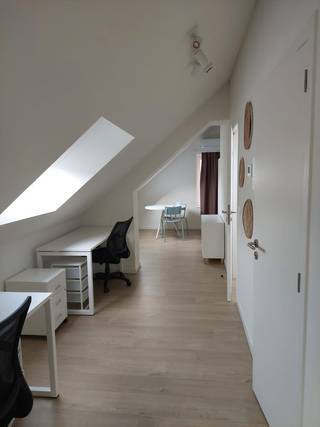 Deze ruime studentenkamer (40m²) is geschikt voor 2 personen en ligt in het achterste gedeelte van het gebouw. Bij binnenkomst in de kamer kom...