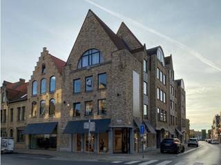 Dit aangename 1-slaapkamerappartement is gelegen in de Reuzemolenstraat 4 pal in het hart van Diksmuide. Dankzij deze centrale ligging bevinden winkels, scholen en openbaar vervoer zich op wandelafstand.<br />Het appartement is gelegen op de derde verdieping en omvat een lichtrijke woonkamer met aansluitende keuken, een apart toilet, een badkamer en een comfortabele slaapkamer met toegang tot een balkon.<br />Het appartement heeft een EPC-label F (750 kWh/m²/jaar).<br /><strong>Huurprijs:</strong> €645 per maand + €40 voorschot gemeenschappelijke lasten<br /><strong>Beschikbaarheid:</strong> vanaf 01/10/2026<br />Bent u op zoek naar een centraal gelegen appartement in Diksmuide, ideaal voor alleenstaanden of koppels?<br />Contacteer ons vandaag nog voor meer informatie of een bezoek ter plaatse!<br />