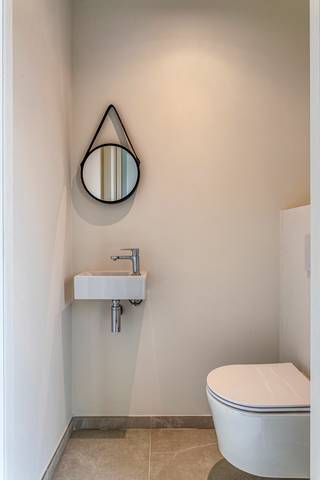 Parkwoning B1 (443A) maakt deel uit van een knus en kleinschalig woonerf langs de Menenstraat in Wevelgem. Hier woon je rustig en groen, met alle voorzieningen in de nabije omgeving.<br /><br />Deze moderne nieuwbouwwoning beschikt over:<br />✔ Open en lichtrijke leefruimte<br />✔ 3 volwaardige slaapkamers<br />✔ Private zuidwestgerichte tuin<br />Dankzij de gunstige oriëntatie geniet je volop van natuurlijk licht en avondzon in de tuin.<br /><br /><strong>Energiezuinig en toekomstgericht</strong><br />De woning is uitgerust met:<br />✔ Warmtepomp (hernieuwbare energie)<br />✔ Ventilatiesysteem D met warmterecuperatie<br />Dit zorgt voor een comfortabel binnenklimaat én een laag energieverbruik.<br /><br /><strong>Garage of (overdekte) parkeerplaats</strong> kan bij gekocht worden.<br /><br /><strong>Instapklaar te bezichtigen</strong><br />Lot B1 werd volledig afgewerkt als modelwoning. Zo krijg je meteen een realistisch beeld van ruimte, afwerking en wooncomfort.<br />Interesse in een bezoek? Bel vrijblijvend onze bouwadviseur Steven via 051 26 36 86 of mail naar steven@lapeirre.be.<br /><br /><em><span>De vermelde prijzen zijn exclusief registratierechten (12%) en exclusief BTW (21%)</span></em>