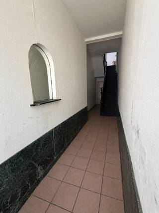 <strong>TE RENOVEREN WONING MET 5 SLAAPKAMERS EN 2 BADKAMERS </strong><br />hal, ruime living, grote keuken, wasplaats, badkamer met ligbad<br /><strong>tussenverdiep : </strong>slaapkamer of dressing, 2 de badkamer met ligbad<br /><strong>1 STE VERD</strong>. : 2 ZEER ruime slaapkamers <br /><strong>2 DE VERD</strong> : 2 ruime slaapkamers <br />grote bergzolder <br />ALLES TE RENOVEREN <br />EPC 322 ( GEEN RENOVATIEPLICHT )<br />