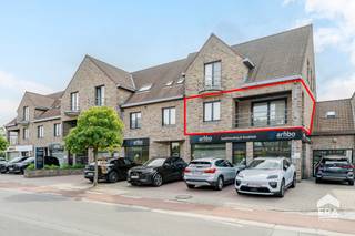 <p>Ruim appartement in het centrum van Waregem met terras en garage.</p>

<p> </p>

<p>Dit appartement combineert een centrale ligging met een praktische indeling en vlotte bereikbaarheid via belangrijke invalswegen. Gelegen in het hart van Waregem geniet u van alle voorzieningen, winkels en openbaar vervoer op korte afstand. Het appartement beschikt over drie slaapkamers, een lichtrijke leefruimte en twee terrassen die extra buitenruimte bieden. De aanwezige garage zorgt bovendien voor extra comfort en parkeergemak. Een interessante woonopportuniteit voor wie ruim en centraal wil wonen.</p>

<p> </p>

<p>Troeven:<br />• Centrale ligging in Waregem nabij winkels en voorzieningen<br />• Drie volwaardige slaapkamers<br />• Garage, was berging en twee terrassen aanwezig</p>

<p> </p>

<p>Neem vandaag nog contact op voor meer informatie of een bezoek.</p>

<p> </p>

<p>JOUW DROOMAPPARTEMENT. ZO GEVONDEN!</p>