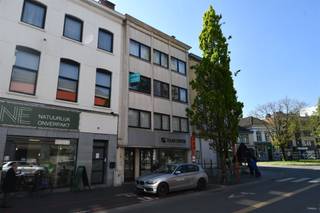 VISITES UNIQUEMENT SUR RENDEZ-VOUS EN LIGNE VIA www.structura.beSpacieuse studio À LOUER d’une surface habitable d’environ 42 m², située au 4ᵉ...