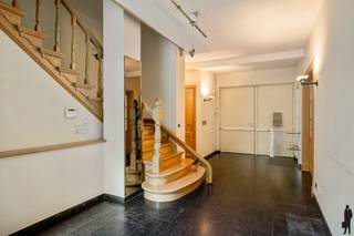 <p>Op een <strong>absolute toplocatie in het prestigieuze Kapellenbos</strong>, aan de Franselei 55, bevindt zich deze <strong>uitzonderlijke villa in kasteelhoevestijl</strong> op een <strong>residentieel perceel van ca. 5.700 m²</strong>. De ligging combineert <strong>uitstekende bereikbaarheid</strong> met <strong>volledige rust, privacy en groenbeleving</strong><span>.<br /><br /></span><strong>Indeling gelijkvloers</strong><br />De villa wordt bereikt via een <strong>monumentale kassei-oprijlaan</strong> en verwelkomt u in een <strong>ruime inkomhal</strong> met vestiaire en gastentoilet. Rechts bevinden zich twee <strong>stijlvolle leefruimtes met open haard</strong> (ca. <strong>55 m²</strong>) en zicht op de tuin. Links situeren zich de <strong>eetkamer</strong> (ca. <strong>20 m²</strong>) en de <strong>ruime eet-leefkeuken</strong> (ca. <strong>25 m²</strong>) met <strong>natuurstenen werkbladen, kookeiland en kwalitatieve toestellen</strong>, en met <strong>directe connectie naar terrassen en tuin</strong>. Aansluitend is er een <strong>volwaardige bijkeuken/wasplaats met douche</strong>.</p>
<p><strong>Indeling eerste verdieping</strong><br />De nachthal met vide geeft toegang tot <strong>vier slaapkamers en drie badkamers</strong>. De <strong>master bedroom</strong> (ca. <strong>25 m²</strong>) beschikt over een <strong>dressing en badkamer ensuite</strong>. De overige slaapkamers meten ca. <strong>18 m²</strong>, <strong>16 m²</strong> en <strong>14 m²</strong>. Eén van de badkamers is uitgerust met een <strong>sauna</strong>.</p>
<p><strong>Indeling tweede verdieping</strong><br />De tweede verdieping omvat een <strong>vijfde slaapkamer</strong> (ca. <strong>20 m²</strong>) met <strong>badkamer ensuite</strong>, ideaal als <strong>gastensuite of tienerkamer</strong>.</p>
<p><strong>Bijkomende ruimtes</strong><br />Een aparte zij-ingang geeft toegang tot een <strong>bureelruimte</strong> (ca. <strong>22 m²</strong>), een <strong>sportkamer</strong>, een <strong>logeerkamer/conciergerieruimte met badkamer</strong> en een <strong>dubbele inpandige garage</strong>, wat dit eigendom ook geschikt maakt voor <strong>praktijk of kantoor aan huis</strong>.</p>
<p><strong>Tuin</strong><br />De <strong>fraai aangelegde parktuin</strong> biedt <strong>volledige rust en privacy</strong> en is ingericht met <strong>strakke haagstructuren, volwassen bomen, een grote vijver, meerdere zonneterrassen</strong> en een <strong>eikenhouten bijgebouw</strong>. Een <strong>poort naar de achtergelegen dreef</strong> versterkt het exclusieve domeinkarakter.</p>
<p><strong>Bijzonderheden</strong><br /><strong>Absolute topligging in Kapellenbos</strong>, <strong>perceel ca. 5.700 m²</strong>, <strong>kasteelhoevestijl</strong>, <strong>monumentale oprijlaan</strong>, <strong>open haard</strong>, <strong>kwalitatieve leefkeuken</strong>, <strong>5 slaapkamers en 4 badkamers</strong>, <strong>sauna</strong>, <strong>bureau- en praktijkmogelijkheden</strong>, <strong>dubbele inpandige garage</strong>, <strong>bijgebouw</strong>, <strong>parktuin met vijver</strong>, <strong>uitstekende privacy</strong>.</p>