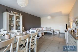 Square Estate vous présente ce superbe appartement deux chambres situé au premier étage d'une copropriété sans ascenseur. À proximité de toutes...