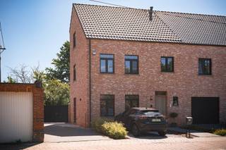Voor meer info of om een bezoek in te plannen, neem contact op via 016849684 of via pieter.maes@homixx.be.<br /><br />Bent u op zoek naar een kwalitatief afgewerkte, energiezuinige woning met een onderhoudsvriendelijke tuin in de regio van Heist-op-den-Berg? Dan is deze pastorijwoning uit 2022 iets voor u! Enkele van de vele troeven: <br />- Gelegen op een toplocatie in Booischot, vlakbij de dichtstbijzijnde lagere school, supermarkt en de invalswegen naar Heist-op-den-Berg en Aarschot;<br />- Uitstekend E-peil, dankzij o.m. 12 zonnepanelen en ventilatie D-systeem;<br />- Ruime oprit;<br />- Regenwaterput van 10.000 liter (aangesloten op één toilet en de buitenkraan);<br />- Airco-units in leefruimte en slaapkamers;<br />-...<br /><br />INDELING:<br />Gelijkvloers: inkomhal met vestiaire, toilet, ruime leefruimte met modern ingerichte open keuken en wasplaats met inbouwkasten. Via het schuifraam in de keuken (of via de achterdeur) heeft u toegang tot het gezellige terras en de prachtige, zuidoost - gerichte tuin met ingebouwd zwembad (inbegrepen in de verkoop). Achteraan is er nog een tuinhuis voor extra stockage.<br />Verdieping 1: Via de (met LED-strips verlichte) trap bereikt u de eerste verdieping, waar zich een badkamer met bad, inloopdouche en dubbele lavabo, alsook 2 ruime slaapkamers bevinden. <br />Verdieping 2: De vaste trap geeft toegang tot de grote zolderruimte, die kan dienen als derde slaapkamer. Daarnaast is er nog een bureauruimte.<br /><br />Kan u niet wachten om de woning te bezoeken? Plan dan snel uw afspraak in!