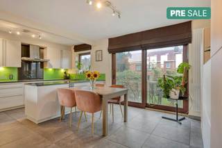 Welcome to this surprising house with a unique architecture, which we offer for sale here in the quiet and highly sought after district of...