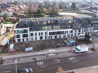 Aankoop aan 6% BTW mogelijk, vraag naar de voorwaarden.<br /><br />Op wandelafstand van het dorpscentrum verrijst Residentie Conscience, gelegen aan de Turnhoutsebaan 384-386. Dit nieuwbouwproject biedt appartementen met 1, 2 of 3 slaapkamers, elk met een aangenaam terras of tuin en uitzicht op achterliggend gemeenschappelijk groen.<br /><br />Dit penthouse van ca. 148 m² omvat op nivo 2 een inkomhal met gastentoilet, leefruimte met ingerichte open keuken met alle nodige toestellen en toegang tot een terras voor-en achteraan, een slaapkamer met ensuite badkamer, een trap brengt ons naar nivo 3 waar we via de nachthal toegang hebben tot twee slaapkamers, een badkamer, berging en een derde terras. <br />De ondergrond is voorzien van autostaanplaatsen en bergingen. Er zijn ook bovengrondse staanplaatsen en fietsenberging beschikbaar. Een staanplaats dient mee aangekocht te worden.<br /><br />De appartementen worden gerealiseerd volgens de nieuwste normen en staan garant voor energiezuinig en hedendaags wonen (BEN, vloerverwarming warmtepomp, parket, ...).<br />Een uitzonderlijke woonkans op een gegeerde locatie in Schilde.<br /><br />De verkoop geschiedt onder BTW op het constructie-aandeel en registratierechten op het grondaandeel, onder de voorwaarden van de Wet Breyne. Voor meer informatie en/of een afspraak om dit unieke appartement persoonlijk te ontdekken, neem contact met Karin op 0486/97 84 27 of karin@reds.be