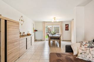 Bent u op zoek naar een ruime gezinswoning in Wielsbeke met veel mogelijkheden? Dan is deze woning in de Reynaertstraat 2 zeker een bezoek waard. Met maar liefst 6 slaapkamers, een garage, oprit en aangename tuin biedt deze eigendom alle ruimte voor een groot gezin, thuiswerk of een interessante investering.Via de inkomhal komt u terecht in de lichtrijke leefruimte, gevolgd door de keuken met zicht op de tuin. Op het gelijkvloers bevinden zich daarnaast een praktische wasplaats, berging en inpandige garage. Verder is er een extra kamer die perfect kan dienen als slaapkamer, bureau of hobbyruimte. De badkamer is eveneens op het gelijkvloers gelegen en uitgerust met een ligbad, douche, lavabo en toilet.De verdieping telt vijf volwaardige slaapkamers. Samen met de extra kamer op het gelijkvloers beschikt de woning over in totaal zes slaapkamers, ideaal voor wie op zoek is naar veel woonruimte.Buiten geniet u van een aangename tuin met terras. De woning beschikt bovendien over een oprit en een praktische zijtoegang.Extra troef: de woning is momenteel verhuurd, wat dit pand ook interessant maakt voor investeerders die op zoek zijn naar een eigendom met onmiddellijk rendement.Troeven✓ 6 slaapkamers✓ Extra slaapkamer/bureau op het gelijkvloers✓ Garage en oprit✓ Tuin met terras✓ Praktische indeling✓ Momenteel verhuurd✓ Interessant voor investeerders✓ Centrale ligging in WielsbekeInteresse? Contacteer ons via luna@immobeguin.be voor meer informatie of een bezoek.