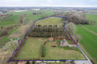 Landelijke woning met bijgebouw, idyllisch gelegen te Koningshooikt op een knap perceel van 3 hectare 59 are 15 ca. Deze soliede woning werd steeds...