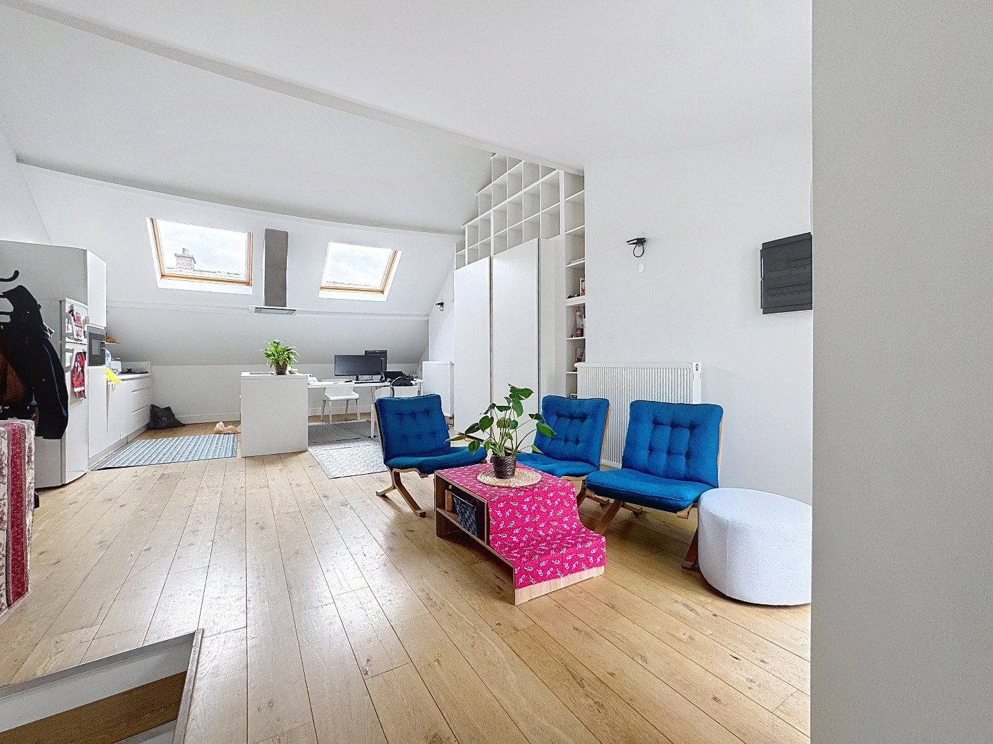 À louer : Appartement sous les toits meublé avec style et lumineux au cœur de Louvain. - photo 4