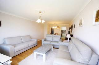 In de prachtige residentie <strong>Equus</strong> bevindt zich dit aangename doorloopappartement op de eerste verdieping met zeezicht en twee ruime terrassen. Dankzij de gunstige indeling en de grote raampartijen geniet het appartement van veel lichtinval en een open gevoel.<br />Het appartement bestaat uit een ruime inkomhal met apart gastentoilet. De lichtrijke woon- en eetruimte biedt een mooi zicht op zee en sluit via een schuifraam aan op het eerste terras, waar u kan genieten van de avondzon en het uitzicht.<br />Verder beschikt het appartement over een aparte keuken, uitgerust met elektrische toestellen waaronder een oven, elektrisch kookvuur en koelkast.<br />De badkamer is ingericht met een dubbele lavabo en een ligbad.<br />Tot slot is er een uitzonderlijk ruime slaapkamer met toegang tot een tweede, prachtig terras dat uitgeeft op de Golf van Oostende.<br />Een ideaal appartement voor wie wil genieten van rust, ruimte en een unieke ligging vlak bij zee.<br /><br />Fietsenberging in het gebouw.<br />Inclusief kelder!<br /> 