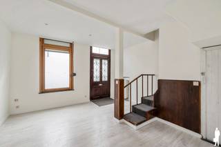 <p><strong><span>Charmante renovatiewoning met 2 ruime slaapkamers op een topligging in het centrum van Mechelen.</span></strong></p>
<p><strong><span>BEKIJK ZEKER ONZE (VIRTUELE) GRONDPLANNEN EN ATTESTEN VOOR DE INDELING EN EXTRA INFORMATIE.</span></strong></p>
<p><span>Bent u op zoek naar een charmante stadswoning met veel potentieel op een absolute toplocatie? Dan is deze renovatiewoning in het hart van Mechelen zeker een bezoek waard. De woning beschikt over twee ruime slaapkamers en vormt de ideale starterswoning of een interessante investering. Dankzij het volledig vernieuwde dak in 2025 en de uitstekende ligging op wandelafstand van winkels, scholen, openbaar vervoer, horeca en parken geniet u hier van alle troeven van het stadsleven.</span></p>
<p><strong><span>ALGEMENE KENMERKEN:</span></strong></p>
<ul>
<li><span>Charmante stadswoning met 2 ruime slaapkamers</span></li>
<li><span>Ideaal als starterswoning of interessante investering/opbrengsteigendom</span></li>
<li><span>Volledig vernieuwd dak in 2025</span></li>
<li><span>Uitstekend gelegen in het bruisende centrum van Mechelen</span></li>
<li><span>Op wandelafstand van winkels, scholen, openbaar vervoer, horeca en parken</span></li>
</ul>
<p><strong><span>TECHNISCHE KENMERKEN:</span></strong></p>
<ul>
<li><span>EPC-score: 398 kWh/(m²/jaar) – Label D</span></li>
<li><span>Elektrische installatie niet conform AREI</span></li>
<li><span>Asbestveilig</span></li>
<li><span>Verwarming op aardgas via radiatoren</span></li>
<li><span>Kelder van ca. 16 m²</span></li>
</ul>
<p><strong><span>INDELING:</span></strong></p>
<p><u><span>Gelijkvloers</span></u></p>
<ul>
<li><span>Leefruimte</span></li>
<li><span>Keuken</span></li>
<li><span>Badkamer</span></li>
</ul>
<p><u><span>Eerste verdieping</span></u></p>
<ul>
<li><span>Eerste slaapkamer van ca. 16 m²</span></li>
</ul>
<p><u><span>Tweede verdieping</span></u></p>
<ul>
<li><span>Tweede slaapkamer van ca. 16 m²</span></li>
</ul>