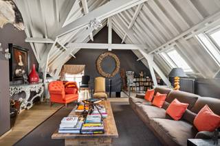 <strong>Luxe en comfort in het hart van Antwerpen</strong><br /><br /><span>Antwerps erfgoed</span><br />Ontdek dit unieke <strong>duplexappartement </strong>in het dak van de historische residentie Den Branthaeck.<br />Een beschermd stukje Antwerps <strong>erfgoed </strong>in Lodewijk XV-stijl, met een historie die teruggaat tot de 16de eeuw.<br />Door de jaren heen werd deze <strong>patriciërswoning </strong>zorgvuldig gerenoveerd door Conix-architecten, met behoud van het authentieke karakter en grandeur.<br /><br /><span>Historisch Centrum</span><br />Gelegen aan de binnenkort prachtig vernieuwde Lange Nieuwstraat, bevindt de bewoner zich in het bruisende historisch centrum van Antwerpen. Op wandelafstand van de levendige <strong>Meir </strong>en de <strong>Grote Markt</strong>, met haar gezellige cafés, charmante boetieks en heerlijke restaurants.<br /><br /><span>Authentieke charme en modern comfort</span><br />Bij binnenkomst op de derde verdieping wordt de bewoner vewelkomd in de <strong>eetkamer </strong>of het <strong>salon </strong>op volle parketvloeren, met een rechtstreekse toegang naar het ruime <strong>zuidterras</strong>.<br />De open <strong>keuken </strong>is voorzien van alle moderne gemakken en beschikt over voldoende opbergruimte.<br />Via de hal bereikt men het <strong>gastentoilet </strong>en de aparte <strong>wasplaats</strong>.<br />De <strong>woonkamer</strong>, met indrukwekkende plafonds tot wel vijf meter hoogte en een gezellige open haard, biedt een prachtig zicht op de gotische toren van de Sint-Jacobskerk.<br />Een tweede <strong>slaapkamer</strong> of <strong>bureauruimte </strong>is volledig voorzien van ingemaakte kasten en kan dienst doen als luxueuze <strong>dressing</strong>.<br />De lichte <strong>badkamer </strong>- met ligbad, inloopdouche en een stijlvolle wastafel - is een oase van rust.<br />De royale en luxueuze <strong>hoofdslaapkamer </strong>is het pronkstuk van de woning, met vloerlange ramen die overvloedig daglicht binnenlaten.<br /><br /><span>Bijzonderheden</span><br />- Gerieflijke kelderberging inbegrepen<br />- ca. €245maandelijkse lasten<br />- Een staanplaats kan worden aangekocht aan €30.000,-