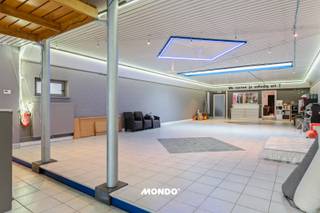 Dit pand biedt de ideale combinatie van een handelspand met een ruime, comfortabele woonst. Op het gelijkvloers bevindt zich een handelsruimte van maar liefst 324 m², voorzien van een afzonderlijke kantoorruimte met berging en toilet. Aansluitend is er een grote garage of magazijnruimte met een verhoogde poort, perfect voor stockage of het binnenrijden van grotere voertuigen.<br /><br />De eerste verdieping omvat een royale leefruimte met een geïnstalleerde keuken. Via de keuken bereik je een lichtvolle veranda die uitkijkt op het ruime dakterras, een ideale plaats om in alle rust te genieten.<br /><br />Op de tweede verdieping bevinden zich drie slaapkamers, waarvan twee zijn uitgerust met een praktische mezzanine die extra ruimte biedt voor slaap-, werk- of speelgedeelte. Verder is er een badkamer aanwezig.<br /><br />Dit pand biedt uitzonderlijk veel mogelijkheden voor wie wonen en werken naadloos wil combineren.<br /><br />Meer info of een bezoek ter plaatsen?<br />Contacteer Bjorn Marievoet<br />0477/60.68.33<br />bjorn@mondovastgoed.be