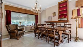 Immo3000 heeft een karaktervolle, statige, villawoning te koop op een TOP locatie in Kessel-Lo. Naast de Vlierbeek abdij, Provinciaal Domein, Delhaize én op een zucht van het station van Leuven. De knappe woning werd gebouwd in 1969 en staat op een ruim, west georiënteerd perceel van 640 m2.<br /><br />Op het gelijkvloers ruime inkomhal met trap, leefruimte, living, gesloten keuken met berging. Rechts van het GV inpandige garage. Goede connectie tussen leefruimte en tuin.<br />Op het 1e verdiep tellen we 5 (!) slaapkamers, apart toilet en een badkamer.<br />Woning is volledig onderkelderd (50% kruipkelder +-70cm) en je kan aan het dak.<br /><br />Deze woning barst van het potentieel. Naast de locatie bied de sterke gebouwschil van het pand ook een stevige basis voor uw verbouwproject (renovatieplicht).<br /><br />Benieuwd hoe u uw woondroom kan realiseren in deze woning?<br />Bel 016 60 3000 en boek een afspraak.