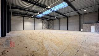 Entrepôt de 649 m² avec 103 m² de bureaux et 109 m² de salle polyvalente.L'entrepôt se compose d'une structure en acier avec des panneaux en béton et...