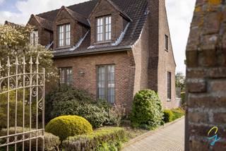<p><strong>Charmante landelijke villa met luxueuze afwerking en prachtig uitzicht</strong></p>
<p>Deze stijlvolle villa combineert landelijke charme met hedendaags comfort en een hoogwaardige afwerking. Bij het betreden van de woning komt u in een ruime inkomhal met gastentoilet en een apart bureau, ideaal voor thuiswerk of praktijkruimte.</p>
<p>De gezellige, afgesloten leefruimte straalt warmte uit dankzij de sfeervolle open haard en biedt een prachtig landelijk uitzicht dat elk seizoen tot zijn recht komt. Aansluitend bevindt zich de luxueus ingerichte keuken, voorzien van alle comfort en hoogwaardige materialen</p>
<p>Op de 1ste verdieping vindt u een ruime badkamer uitgerust met een bad, douche en lavabo, een apart toilet en 3 volwaardige slaapkamers, elk met een aangename lichtinval en zicht op het omliggende groen.</p>
<p>Buiten geniet u van een gezellig terras met een rustgevend landelijk uitzicht – de ideale plek om tot rust te komen of gasten te ontvangen.</p>
<p>De woning is bovendien volledig onderkelderd en beschikt over 2 ruime garages. De oprit biedt plaats voor maar liefst 8 voertuigen, wat zorgt voor extra comfort en praktische mogelijkheden.</p>
<p>Kortom, een unieke kans voor wie op zoek is naar ruimte, luxe en rust in een groene omgeving.<br />Interesse? Maak een afspraak met Katrien: 0473/42.76.99. – katrien@cornelis-goeman.be<br /><br />Boven vermelde afmetingen zijn informatief en niet bindend</p>
<p><strong>Bieden vanaf: € 499.000<br /><br />Mogelijkheid tot aankoop van het aangrenzend perceel grond (voor verdere info contacteer Katrien)<br /></strong></p>