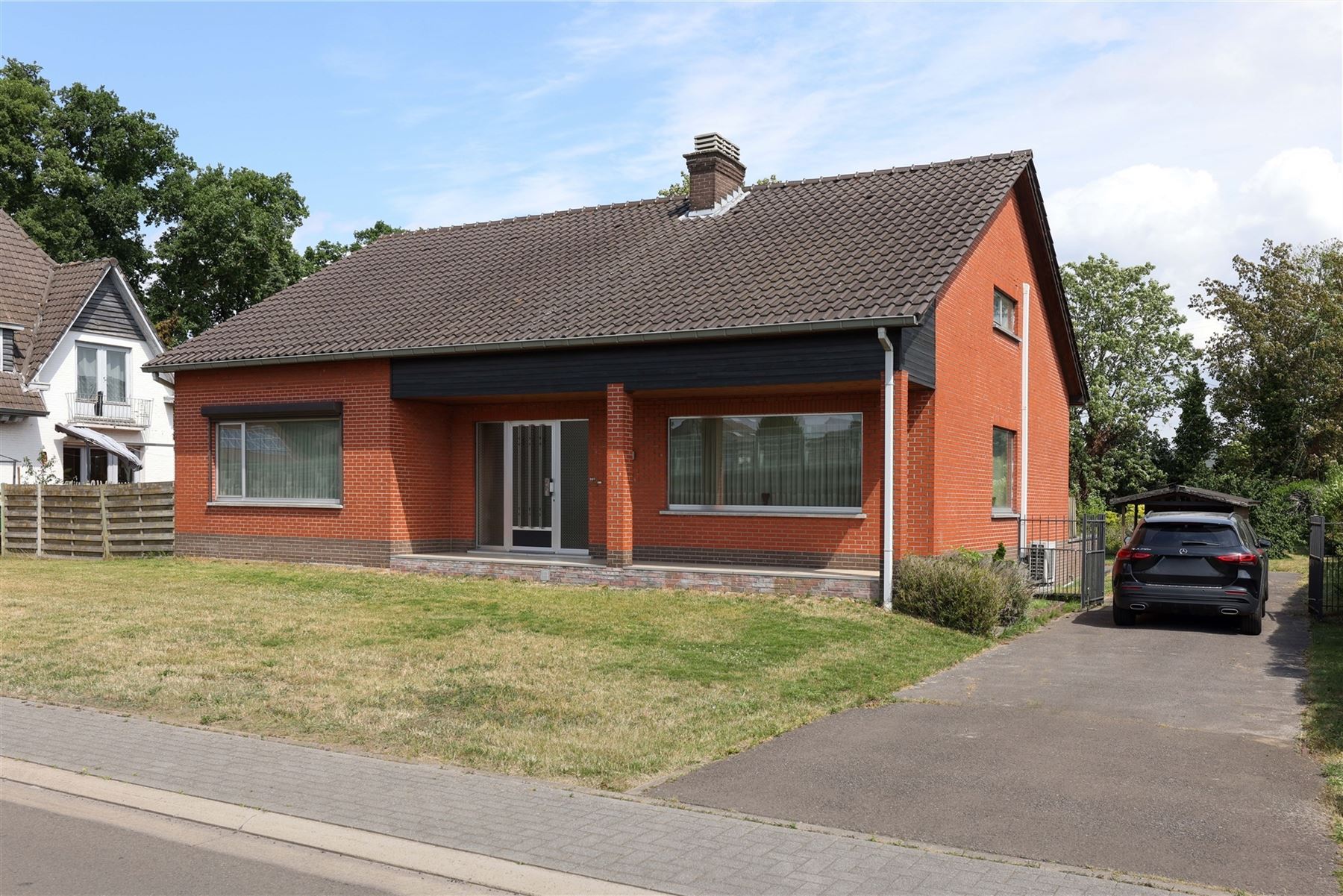 Verrassend ruime gezinswoning met 5 slaapkamers op een knap perceel van 14a 78ca - foto 2