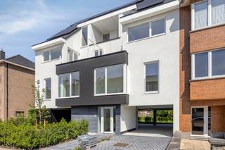 <p>Immo DAVID stelt u dit energiezuinige nieuwbouw duplexappartement met twee slaapkamers en een terras van 10 m² voor. Hier geniet u van volledig ontzorgd wonen: alles is nieuw, kwalitatief afgewerkt en ontworpen met oog voor comfort, energiezuinigheid en hedendaags woonplezier.</p>
<p>Het duplexappartement is gelegen op de tweede verdieping, in een verkeersluwe, doodlopende straat, in een kleinschalig gebouw zonder lift, waardoor u geniet van een rustige woonomgeving en lage gemeenschappelijke kosten.</p>
<p>Via de inkomhal komt u in de ruime en lichtrijke leefruimte van 26 m² met open keuken. Vanuit de woonkamer heeft u rechtstreeks toegang tot het terras van 10 m², waar u heerlijk kunt genieten van de buitenlucht. Verder beschikt het appartement over twee slaapkamers van 14 m² en 7 m², een moderne badkamer met inloopdouche en dubbele wastafel, een aparte wasberging, een afzonderlijk hangtoilet met handenwasser en een videofoon voor extra comfort en veiligheid. Via een praktische trektrap bereikt u bovendien de ruime privatieve bergzolder, ideaal als extra bergruimte.</p>
<p>Bij het appartement hoort bovendien een privatieve autostaanplaats en er is een gemeenschappelijke fietsenberging voorzien.</p>
<p>Dankzij de uitstekende energiescore A, zonnepanelen, een warmtepomp en een performant ventilatiesysteem woont u hier niet alleen comfortabel, maar ook bijzonder energiezuinig.</p>
<p>Een absolute topligging, vlak bij het centrum van Zellik, de E40, de Ring Brussel, winkels, openbaar vervoer, Brussel, UZ Jette, het Laarbeekbos en de fietssnelweg, maakt dit duplexappartement de ideale keuze voor wie rustig wil wonen met alle voorzieningen binnen handbereik.<br />EPB in opmaak</p>