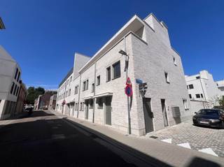 <p><span>In de vernieuwde stadswijk DijleDelta-Bottelarij, gelegen tussen het Klein Begijnhof en de bruisende Vaartkom, bieden wij u met trots deze multifunctionele woning aan. Dit nieuwbouwproject bevindt zich op wandelafstand van het historische centrum van Leuven en geniet van een goede bereikbaarheid met een vlotte verbinding naar belangrijkste invalswegen en werd in 2025 gerealiseerd door de gerenommeerde projectontwikkelaar Virix en ontworpen door Robbrecht & Daem architecten.</span></p><p><span> </span></p><p><span>Met een bewoonbare oppervlakte van maar liefst 228 m² biedt deze energiezuinige woning bijzonder veel ruimte en tal van mogelijkheden. De woning wordt semi-afgewerkt aangeboden, inclusief alle technieken, chape en pleisterwerken, zodat u de afwerking volledig naar eigen smaak kunt realiseren.</span></p><p><span> </span></p><p><span>Op het gelijkvloers bevindt zich een inkomhal met vestiaire en gastentoilet, een lichtrijke leefruimte met zicht op de gezellige stadstuin en een keuken met aansluitvoorzieningen. De eerste verdieping omvat een nachthal, twee volwaardige slaapkamers, een badkamer, een apart toilet, een berging en een master bedroom met een en suite badkamer. </span></p><p><span> </span></p><p><span>De absolute meerwaarde van deze woning bevindt zich op de tweede en derde verdieping. Deze beschikken over drie bijkomende kamers/studentenkamers, een badkamer, een apart toilet, een keuken en een terras. Dankzij de aparte inkom is dit gedeelte uitermate geschikt voor de verhuur van studentenkamers, als zorgwoning, als praktijkruimte of als uitbreiding van de gezinswoning. En dit steeds binnen de geldende regelgeving.</span></p><p><span> </span></p><p><span>Daarnaast beschikt de woning over een onderhoudsvriendelijke stadstuin met terras waar het heerlijk vertoeven is en een individuele kelder en bestaat de mogelijkheid om één of meerdere autostaanplaatsen bij aan te kopen.</span></p><p><span> </span></p><p><span>Kortom, deze energiezuinige, ruime en multifunctionele woning met stadstuin in het centrum van Leuven is zeker uw bezoek waard.</span></p><p><span> </span></p><p><span>Verkoop onder het btw-stelsel. Het verlaagde btw-tarief van 6% is mogelijk, mits voldaan wordt aan de geldende voorwaarden.</span></p><p><span> </span></p>