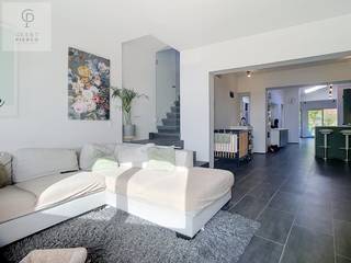 <p>Bent u op zoek naar een instapklare woning met karakter en een gezellige tuin?<br /><br />Dan is deze charmante woning in de Kouterstraat te Landen zeker een bezoek waard.<br />Deze karaktervolle woning, gebouwd rond 1900, is gelegen op een perceel van 296 m² en biedt een aangename combinatie van ruimte, comfort en authenticiteit.<br /><br />Bij het binnenkomen betreedt u de inkomhal die toegang geeft tot de lichtrijke leefruimte aan de voorzijde van de woning. Aansluitend bevindt zich de keuken met een gezellige eetkamer aan de tuinzijde, waar u geniet van een aangenaam zicht op de buitenruimte.<br /><br />Op de eerste verdieping vindt u een ruime nachthal, twee volwaardige slaapkamers en een moderne, volledig ingerichte badkamer met toilet.<br /><br />De zolderverdieping is momenteel ingericht als slaapkamer. Deze ruime kamer biedt eveneens plaats voor een speelhoek, bureau, enz...<br /><br />Verder beschikt de woning over een praktische kelder waar extra bergruimte voorzien is.<br /><br />De aangename tuin vormt de ideale plek om te genieten van rust en privacy.<br /><br />Dankzij de rustige ligging en de nabijheid van winkels, scholen, openbaar vervoer en belangrijke invalswegen vormt deze woning een uitstekende keuze voor starters en jonge gezinnen.<br /><br />Ben je nieuwsgierig naar dit pand of zie je jezelf hier al wonen, laat me iets weten en met plezier laat ik je deze woning ontdekken.</p>