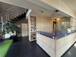 Op zoek naar een praktische kantoorruimte in Waregem?Dit kantoorgebouw van ca. 400 m² biedt een functionele werkruimte met voldoende parkeergelegenheid, inclusief enkele laadpalen.Gelegen op een vlot bereikbare locatie, ideaal voor bedrijven die nood hebben aan ruimte en goede toegankelijkheid.Bent u op zoek naar bedrijfsvastgoed bestaande uit een kantoor te huur in Waregem? Aarzel dan niet om ons te contacteren op het nummer 056 21 11 11.